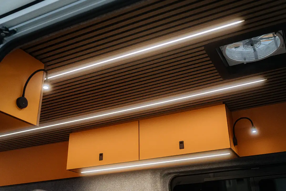 vantasy_vans-van_ausbau-fiat_ducato-haengeschrank_orange