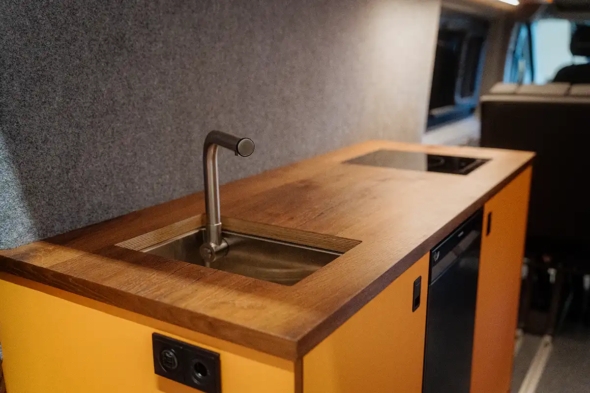 vantasy_vans-van_ausbau-fiat_ducato-kueche_orange