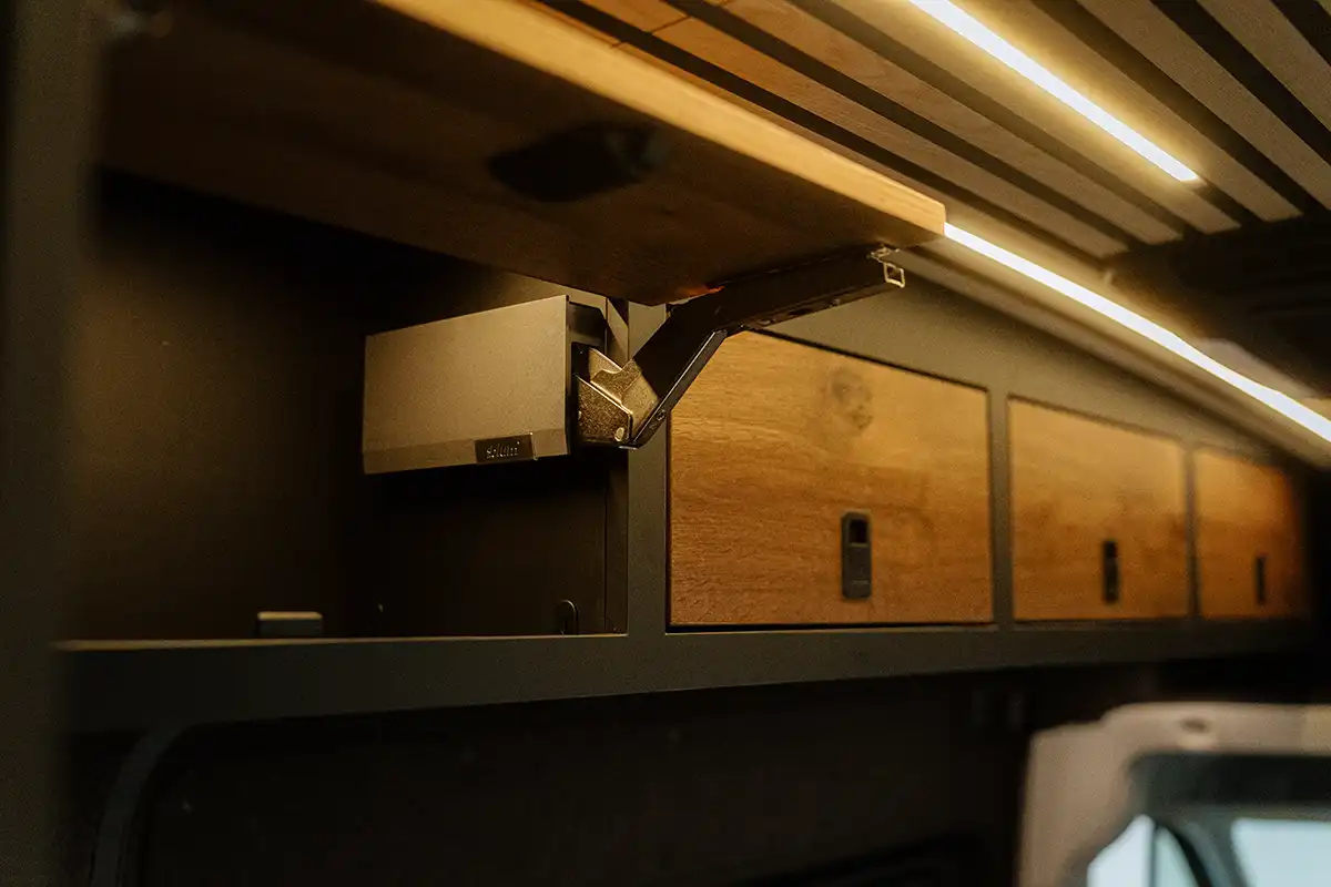 vantasy_vans-van_ausbau-man_tge-haengeschrank_schwarz_eiche