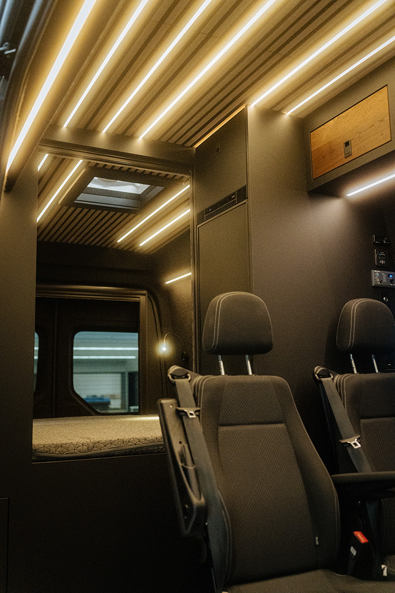 vantasy_vans-van_ausbau-man_tge-innenraum_schwarz